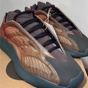 🆕 Adidas Yeezy 700 V3 cooper fade